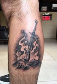 polpaccio simmetrico tatuaggio gambo maschio su fiamma e spada foto tatuaggio