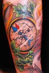 Immagine del tatuaggio della bussola grande stile nautico di colore delle gambe