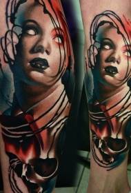 Dona d'estil horror en color de cames amb tatuatge de dimoni