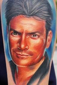 Kojų spalvos Holivudo aktoriaus portreto tatuiruotė