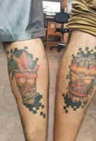 gambo maschio simmetrico del polpaccio del tatuaggio sull'immagine colorata del tatuaggio della maschera