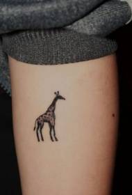 腿上的简约小长颈鹿纹身图案
