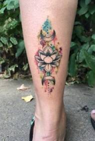 vitello da bambina dipinto sulla semplice linea luna e immagini di tatuaggi di loto