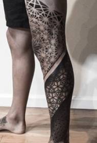 متعددة نمط الوشم الإبداعي على الخطوط الهندسية على ربلة الساق