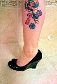 Modello di tatuaggio di caramelle colorate gambe femminili