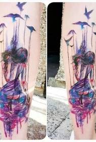 Πόδια φρέσκες γυναίκες χρώματος νερού με τατουάζ μοτίβο πουλιών