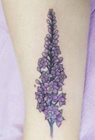 პატარა ახალი მცენარეული tattoo გოგონა ხბო ფერადი ყვავილების tattoo სურათზე