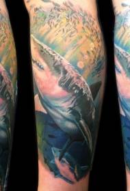 Leg gambar realistis gaya warna-warni gambar tato hiu bawah air