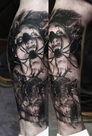 kojos šliaužianti moteris su žmogaus širdies tatuiruote