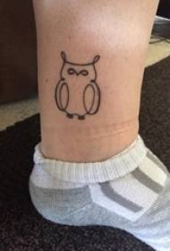 ti gason ti towo bèf sou nwa senp abstrè liy ti bèt chwèt tatoo foto
