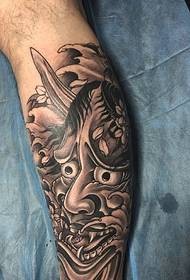 Tatouage traditionnel de petit prajna couvrant le mollet