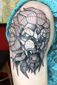 Braccio geometrico maschio dell'illustrazione del tatuaggio del grande braccio sull'immagine geometrica nera del tatuaggio del leone