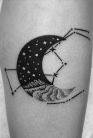 Pieni mustavalkoinen kuu konstellaation symbolilla tatuointikuviolla