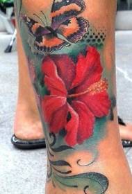 Кветка чырвонага гібіскуса з малюнкам татуіроўкі матылькоў