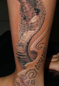 слика тетоваже кобре на телету