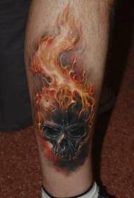 Model de tatuaj de craniu care arde vițel