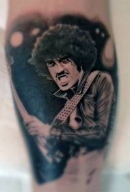 Ang sumbanan sa itom ug puti nga rock star portrait leg tattoo
