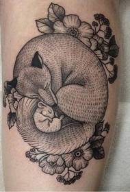 Teleća crna slatka lisica i uzorak tetovaže malog miša