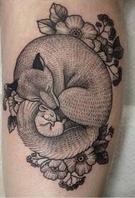 Ndama nyeusi tamu mbweha na muundo mdogo wa tattoo ya panya