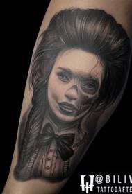 Realistiško stiliaus juodai balta moteris su tatuiruotėmis, sujungtomis su tatuiruotės modeliu