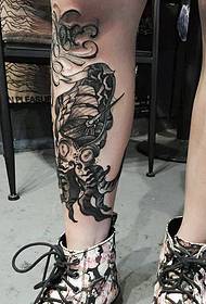 Eine stilvolle Persönlichkeit Totem Tattoo Tattoo auf der Wade