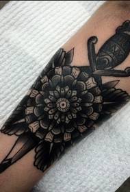 Patrón de tatuaje de daga de flor negra estilo brazo espina