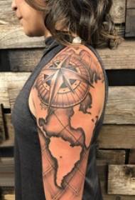 Девушка с татуировкой большой руки на карте и компасом