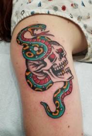 Tatouage serpent et crâne modèle fille gros bras photo tatouage crâne et crâne