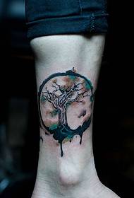 Elegante tatuaggio totem bianco e nero sul polpaccio