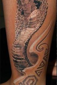 Modeli i tatuazhit të kobrës në Calf