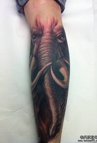 Elefantin tatuointi vasikalla