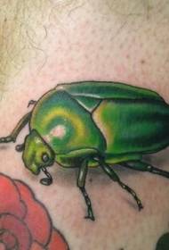 Ant kojos yra mažas žalios kirmėlės tatuiruotės modelis