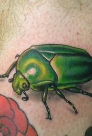 Piccolo disegno del tatuaggio a vite senza fine verde sulla gamba
