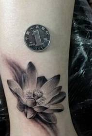 Frumos și frumos tatuaj de lotus alb-negru pe partea de vițel a fetei