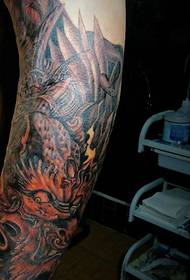 De keale klassiker hat in tattoo-patroan fan in fan