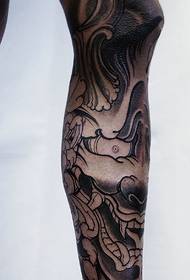 Kājas klasiski melnā un pelēkā krāsā tradicionālie Eiropas un Amerikas stila tetovējumu modeļi