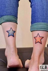 Tatouage étoile brillant à cinq branches sur le mollet