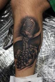 Veršelis - neįprastas juodo pelenų mikrofono derinys su vynuogių tatuiruotės modeliu