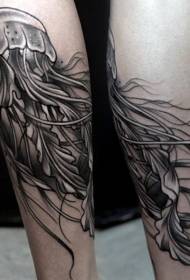 Labai tikroviška juodos ir baltos medūzos tatuiruotė ant kojų
