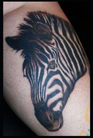 Padrão de tatuagem de zebra preto e branco estilo realista