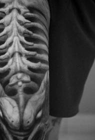 Kacida hideung hideung kelir realistis tato vertebra dina suku