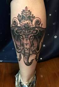 O patrón de tatuaxe do elefante na parte exterior do becerro