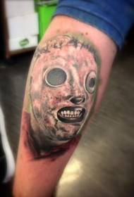 Maskerde monster tattoo-patroan yn horrorfilm op keal