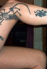 Kruro nigra diversa rampanta tatuaje