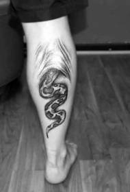 Blauzdos įspūdį padarė juodas gyvatės tatuiruotės modelis