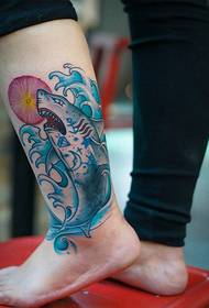 Слика малене телеће боје мале тетоваже морског пса