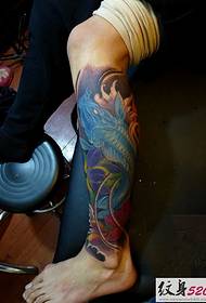 Tatuaggio tradizionale a forma di vitello con gamba di pesce koi di buon auspicio