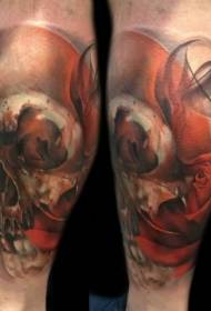 Kalvfarget øyenstikker med rose tatoveringsmønster