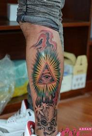 Tatuaggio teschio totem alternativo al polpaccio