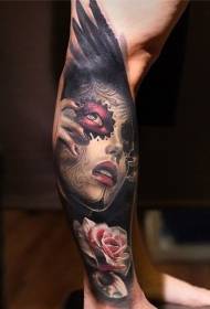 Tele je naslikal krila vrane z mehkim ženskim portretnim vzorcem roza tatoo